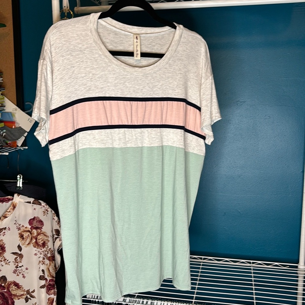 Vanilla Bay size medium shirt